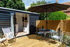 Gorgeous Shepherds Hut - Walk to Beach & Pub